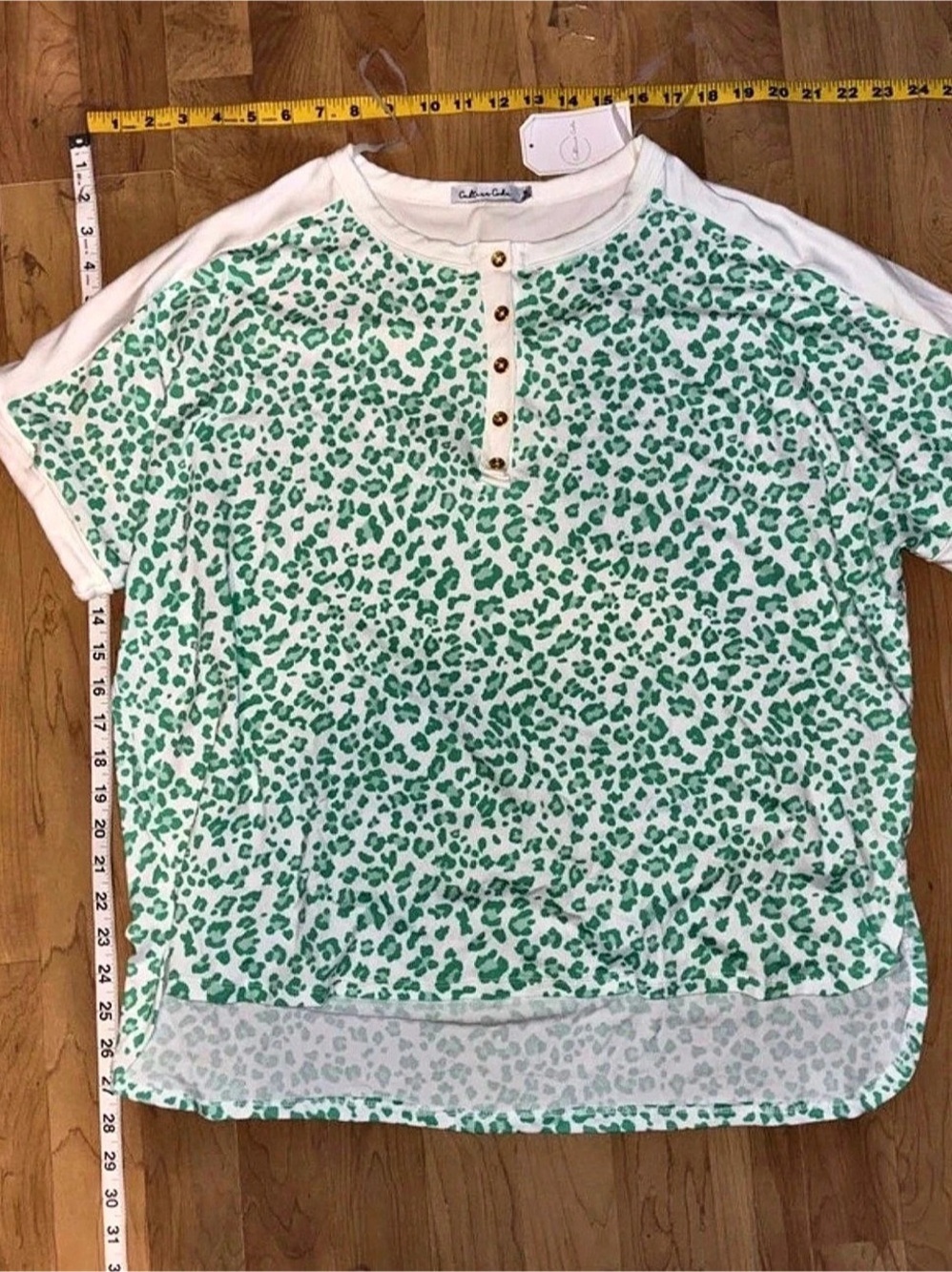 Culture Code  Animal Print leopard print Short Sleeve Top in Green & White mediu